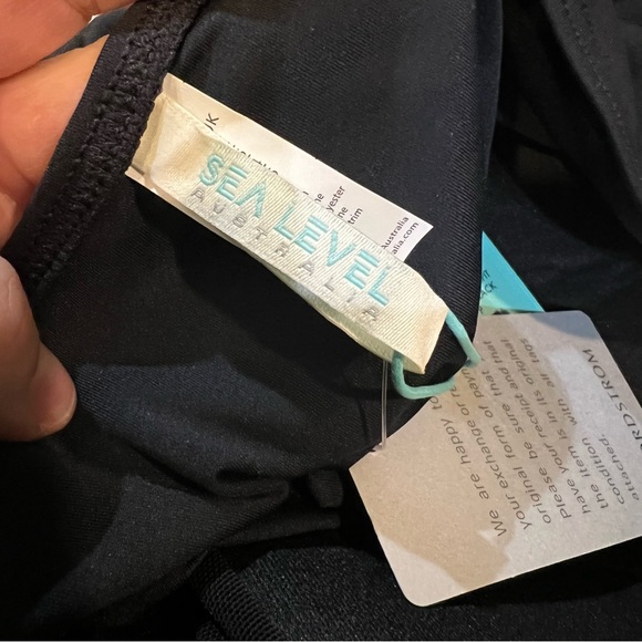 Sea Level Australia NWT SL3027P Essentials Twist Front Multifit Singlet Swim Top - Picture 5 of 7